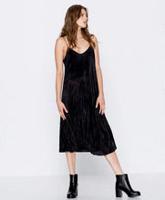 Sexy Backless V neck Sleeveless Pleated Dress Women Vintage Spaghetti Strap Mid long Outer Dress Black
